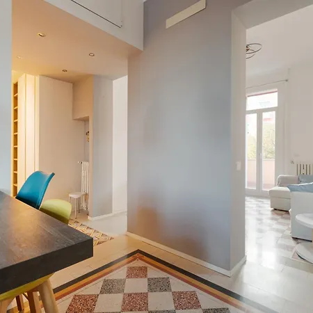 Guesthost - M4 Argonne Cosy アパート