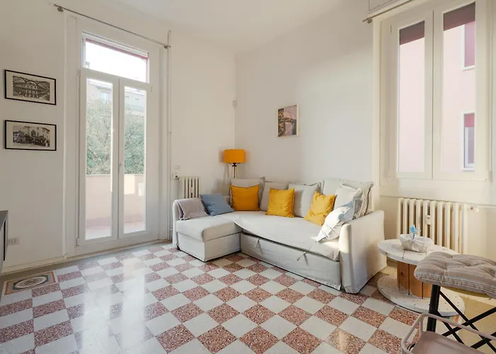 Guesthost - M4 Argonne Cosy