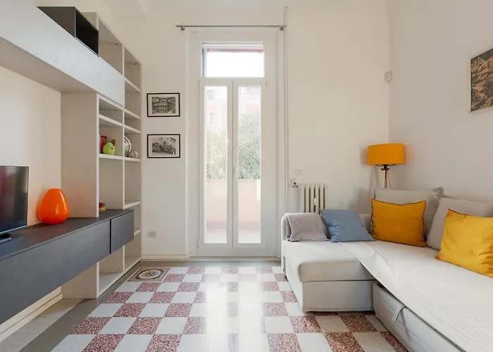 Guesthost - M4 Argonne Cosy